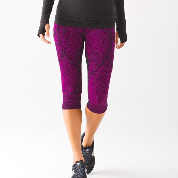 Lululemon Outrun 17" Crop Antique Paisley Deep Fuschia Black/Black - Picture 1 of 8